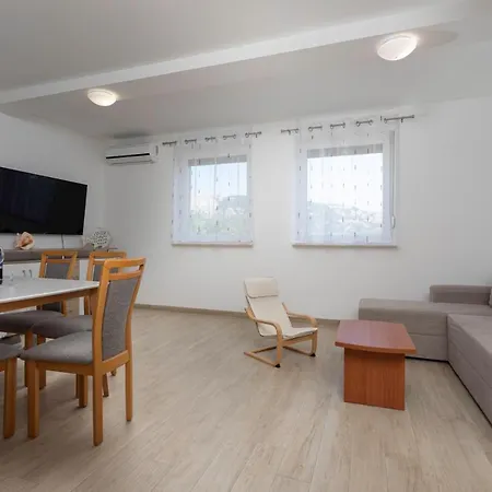 Deluxe Kovac With Terrace Apartment