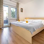 Deluxe Kovac With Terrace Lägenhet Baška